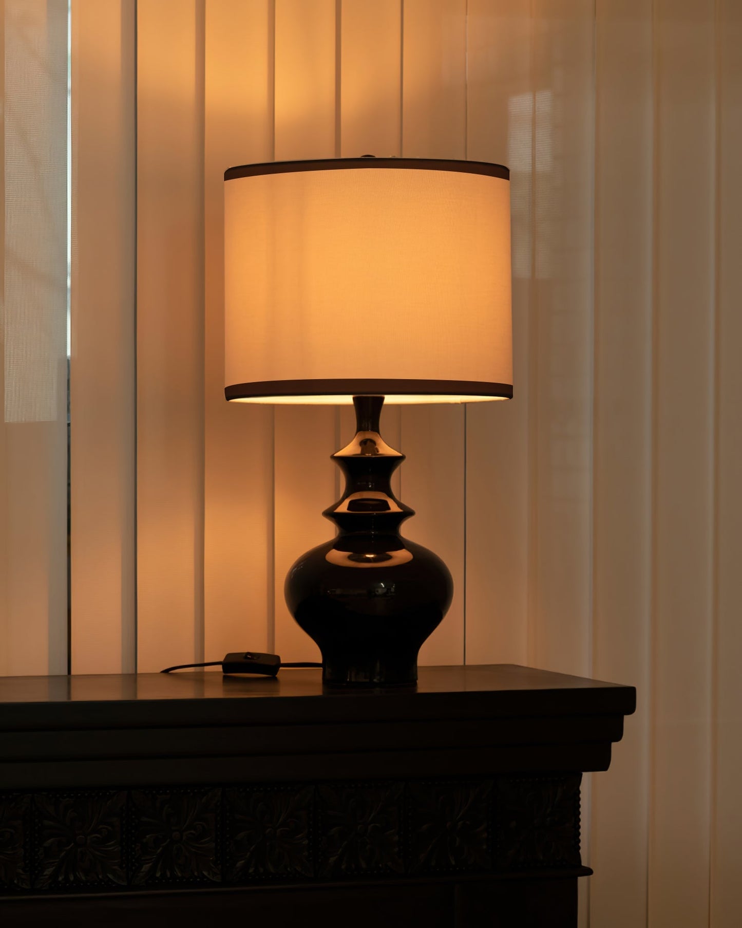JarrigeLicht - Table Lamp with Vintage Inspired Shape and Subtle Lighting