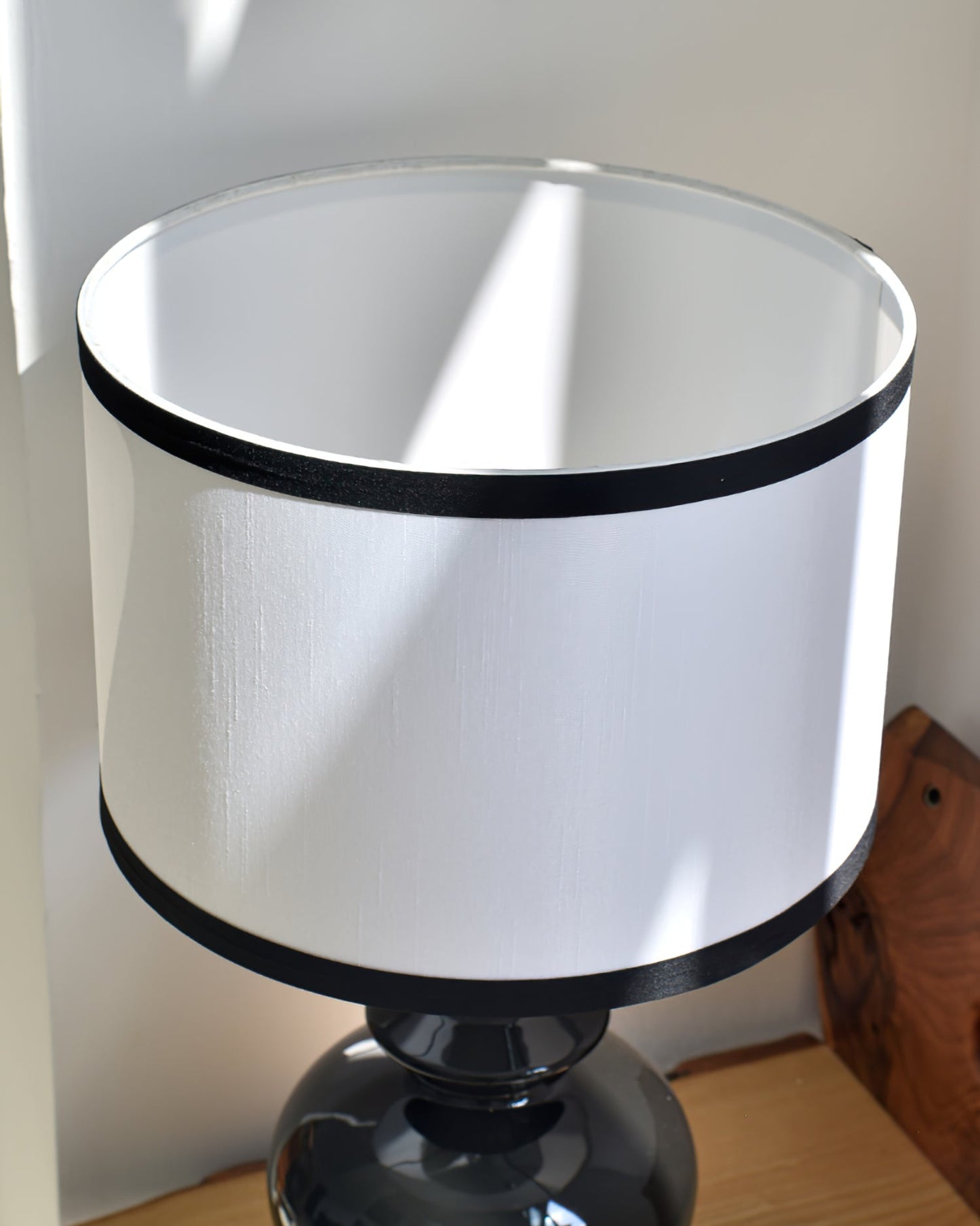 JarrigeLicht - Table Lamp with Vintage Inspired Shape and Subtle Lighting