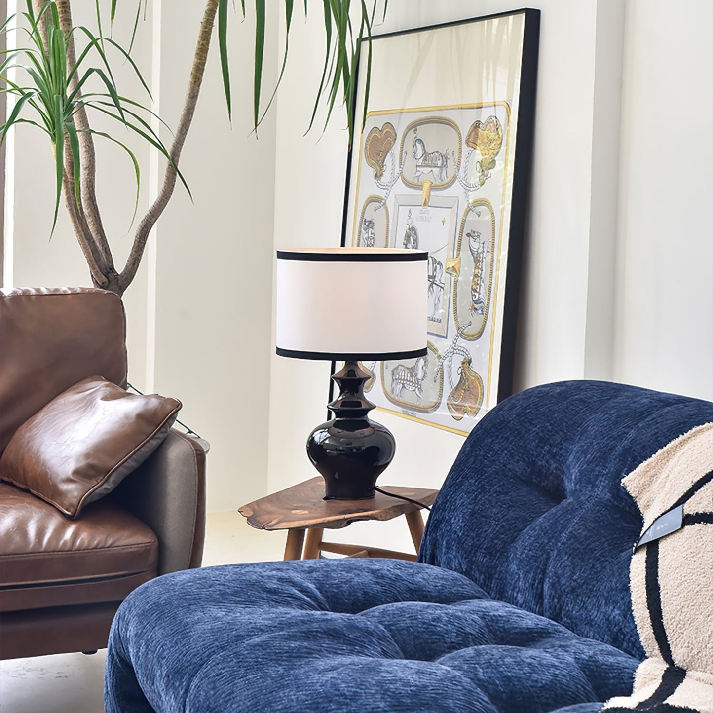 JarrigeLicht - Table Lamp with Vintage Inspired Shape and Subtle Lighting