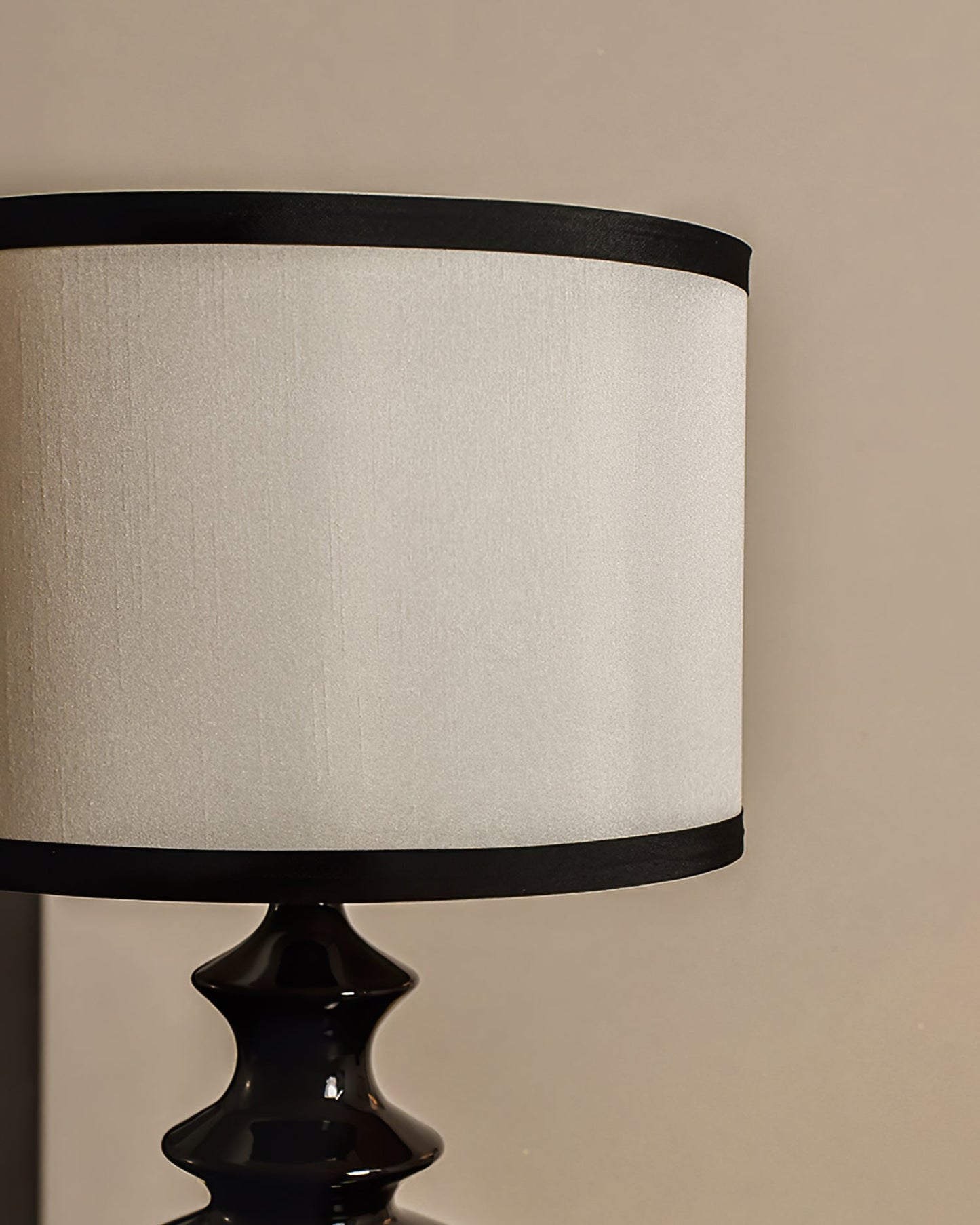 JarrigeLicht - Table Lamp with Vintage Inspired Shape and Subtle Lighting
