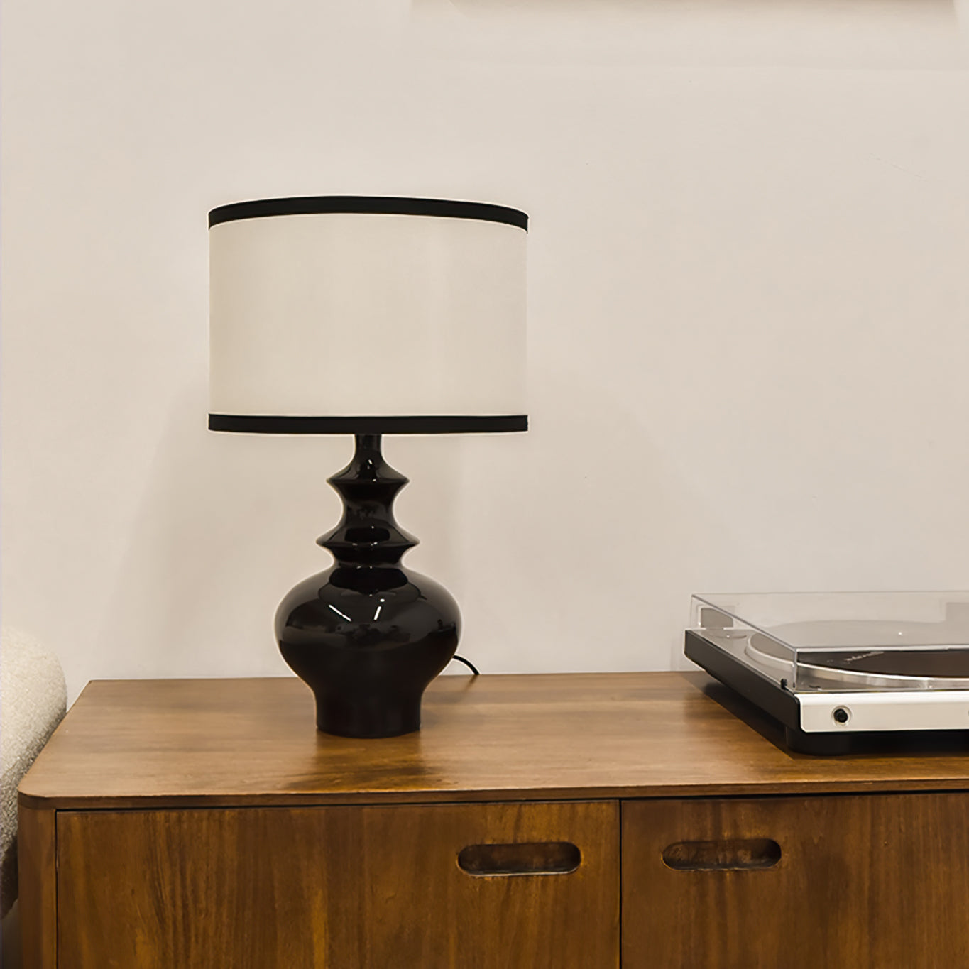 JarrigeLicht - Table Lamp with Vintage Inspired Shape and Subtle Lighting
