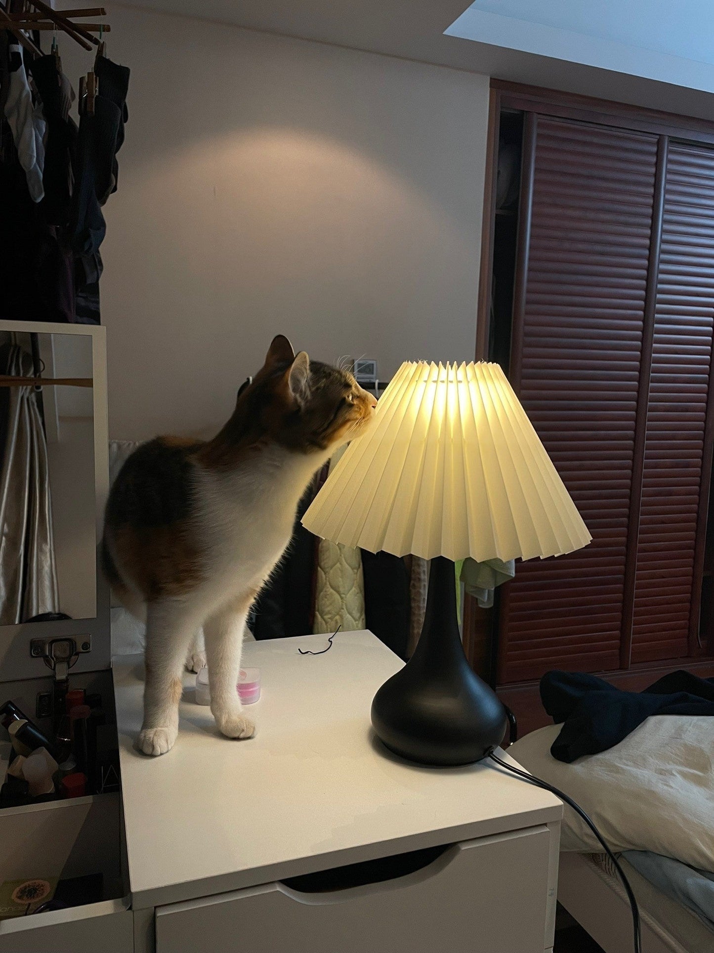 DrumGlow - Bordlampe med tidløst design og hyggeligt skær