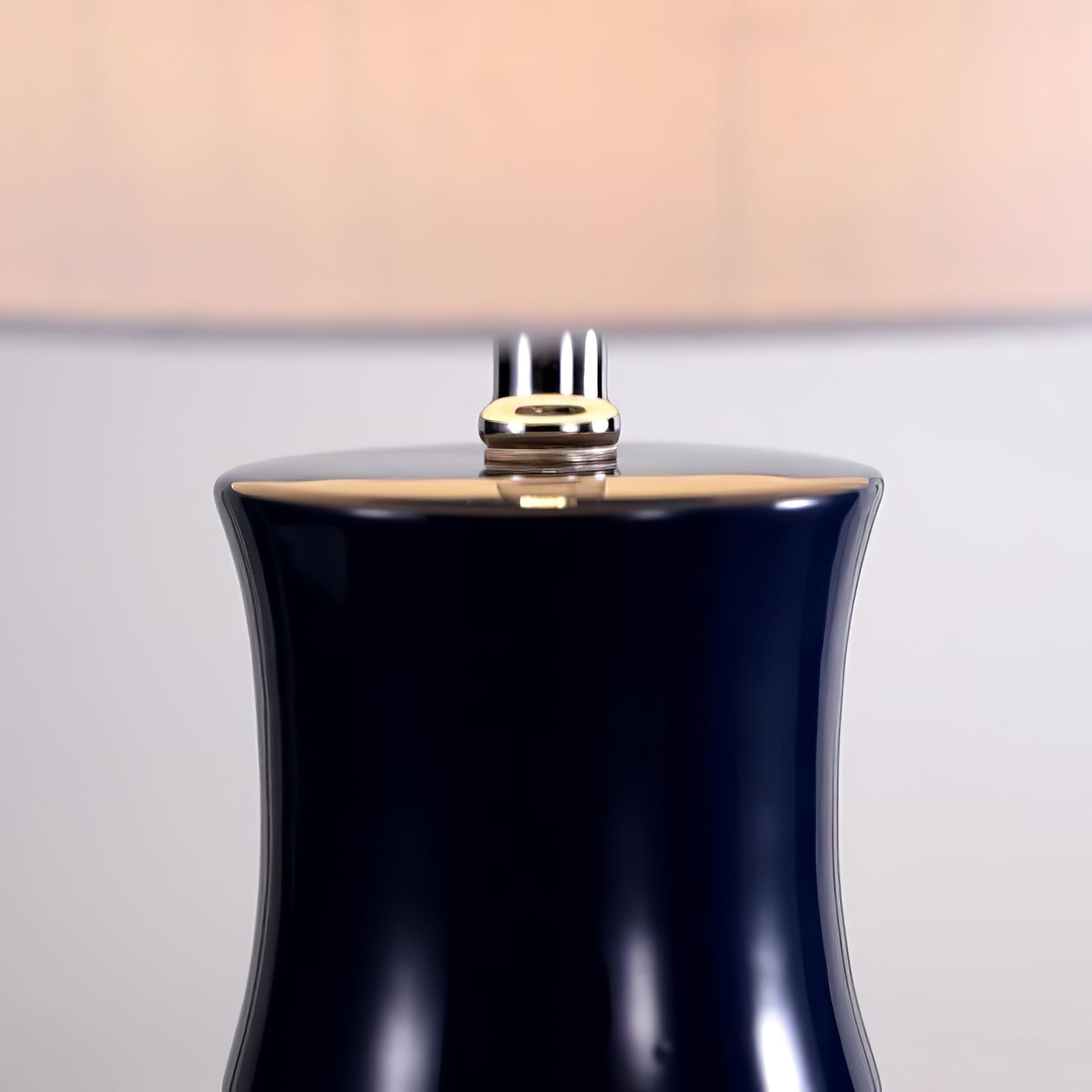 CeramicLicht - Bordlampe med elegant keramisk form og varmt lys