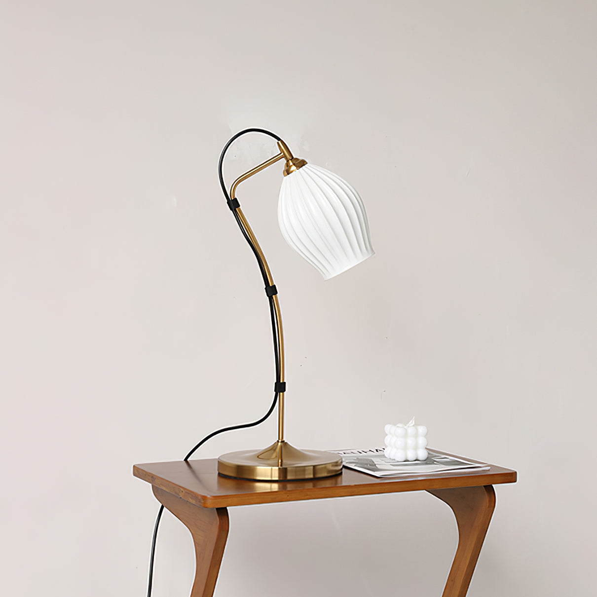 SculpturaLite – Ceramic Table Lamp with Ribbed Structure