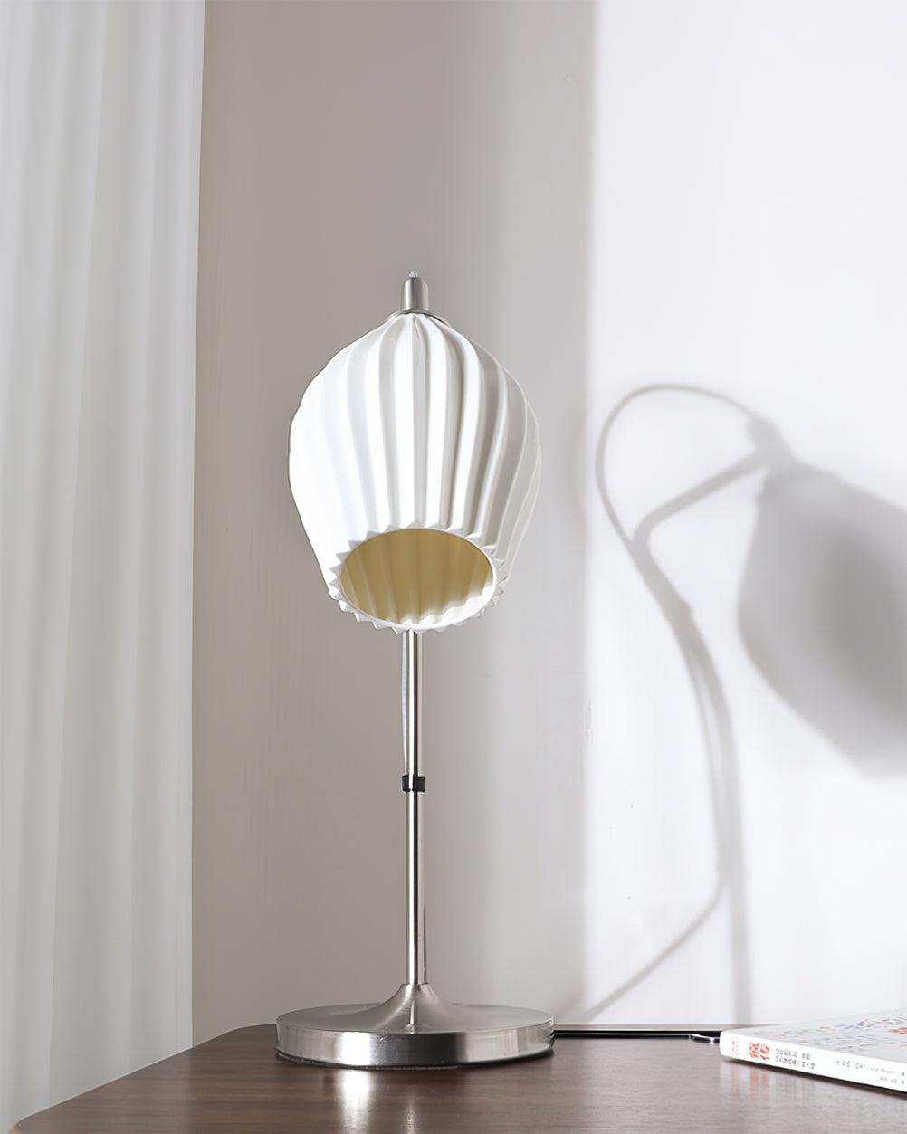 SculpturaLite – Ceramic Table Lamp with Ribbed Structure