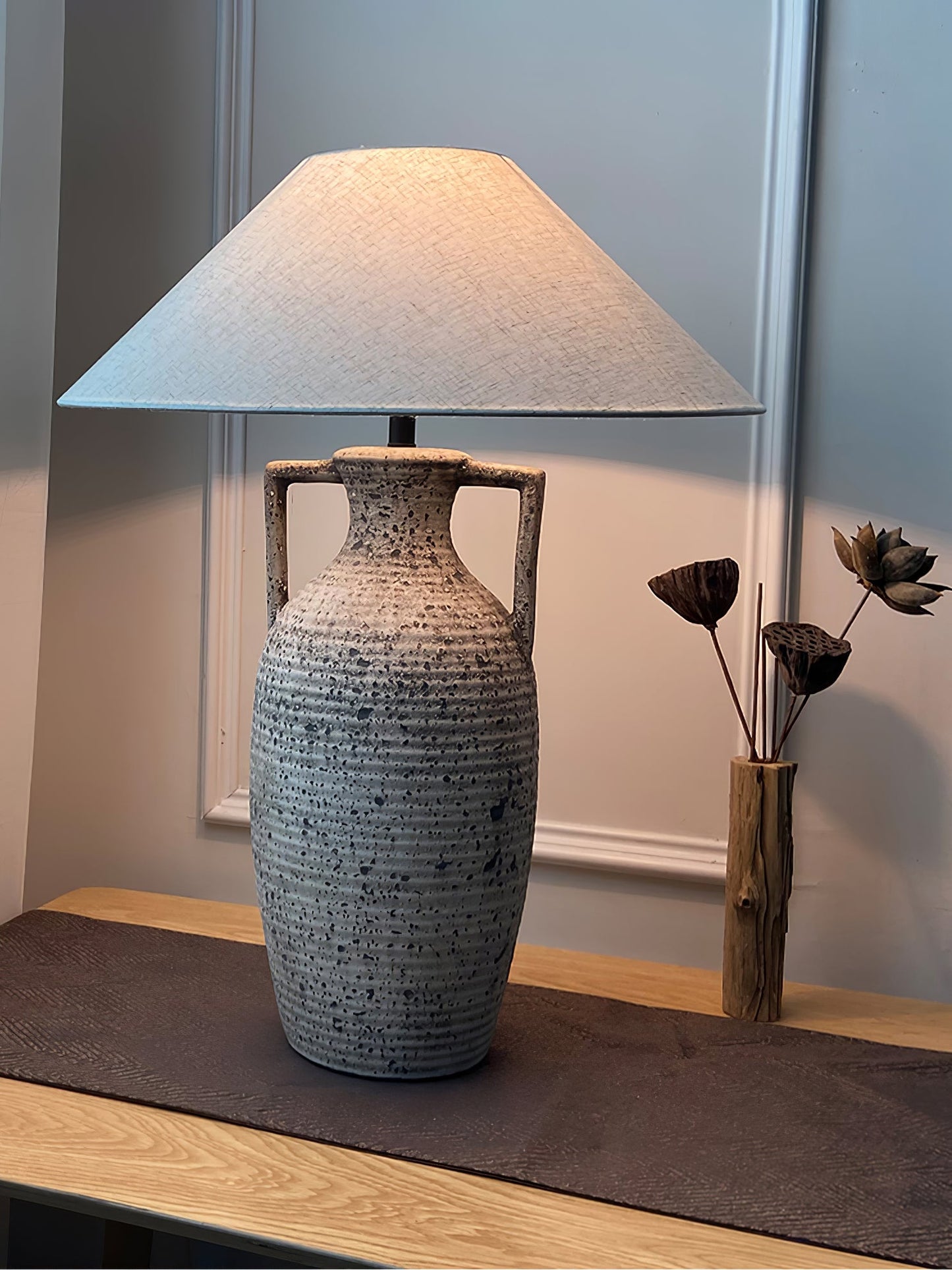 Prikket keramisk bordlampe