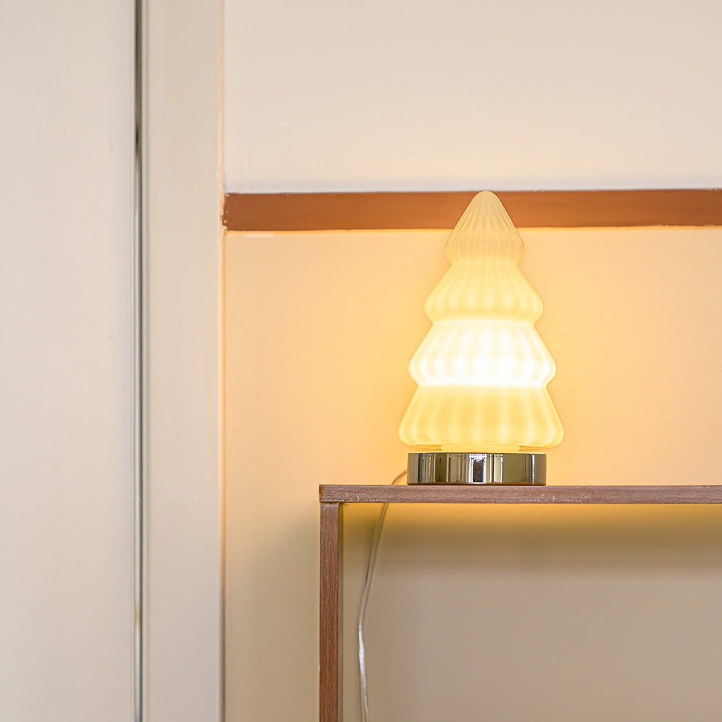 FrostTwig – Elegant bordlampe i træstruktur