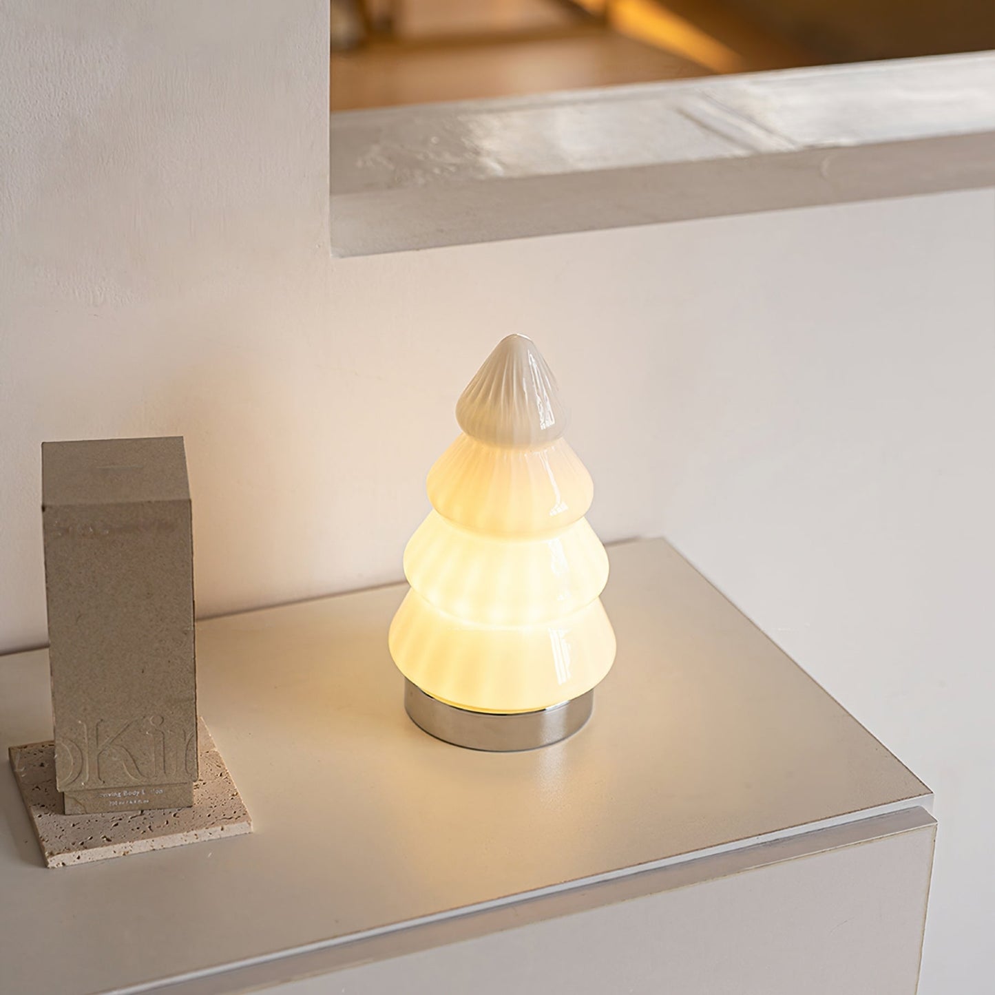 FrostTwig – Elegant bordlampe i træstruktur