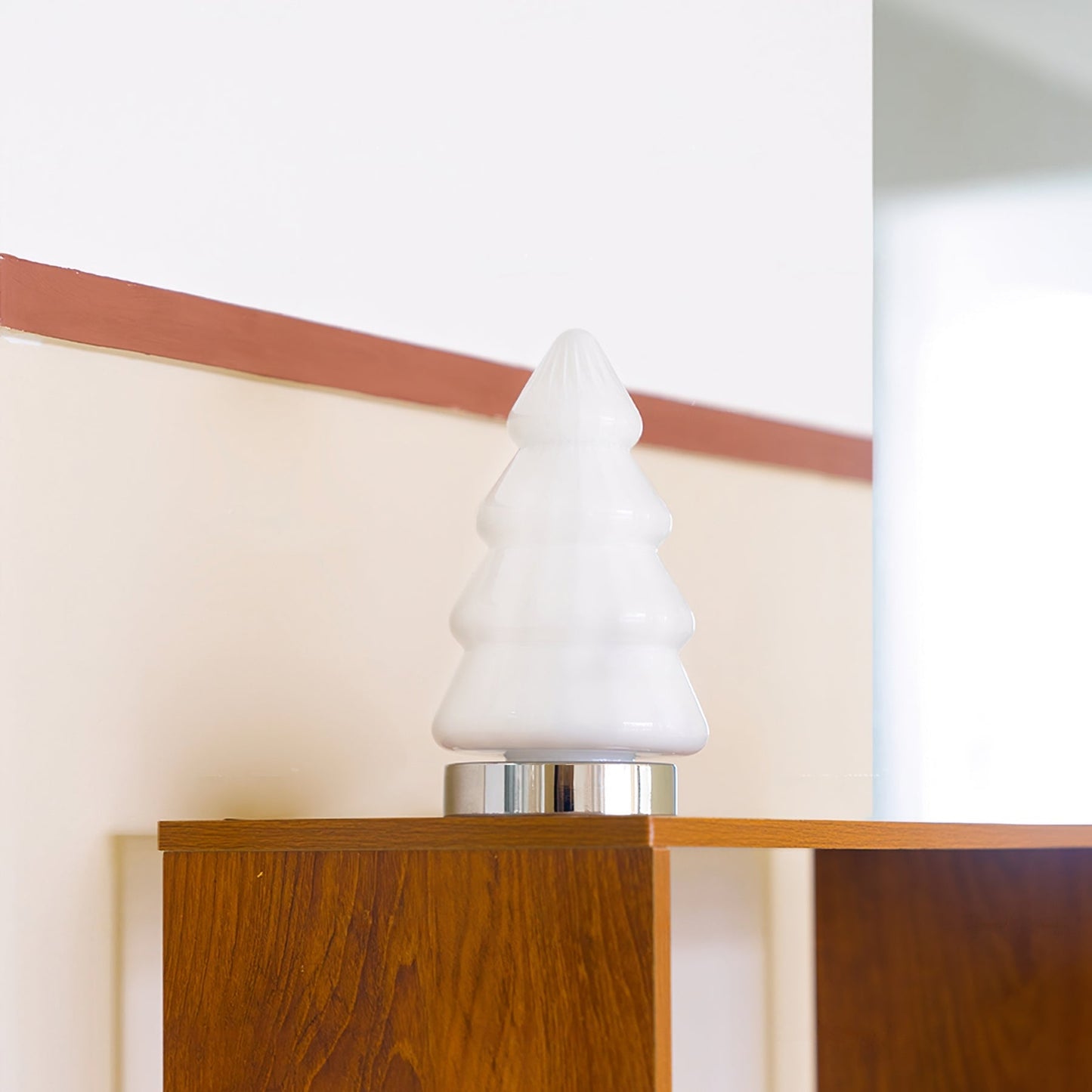 FrostTwig – Elegant bordlampe i træstruktur