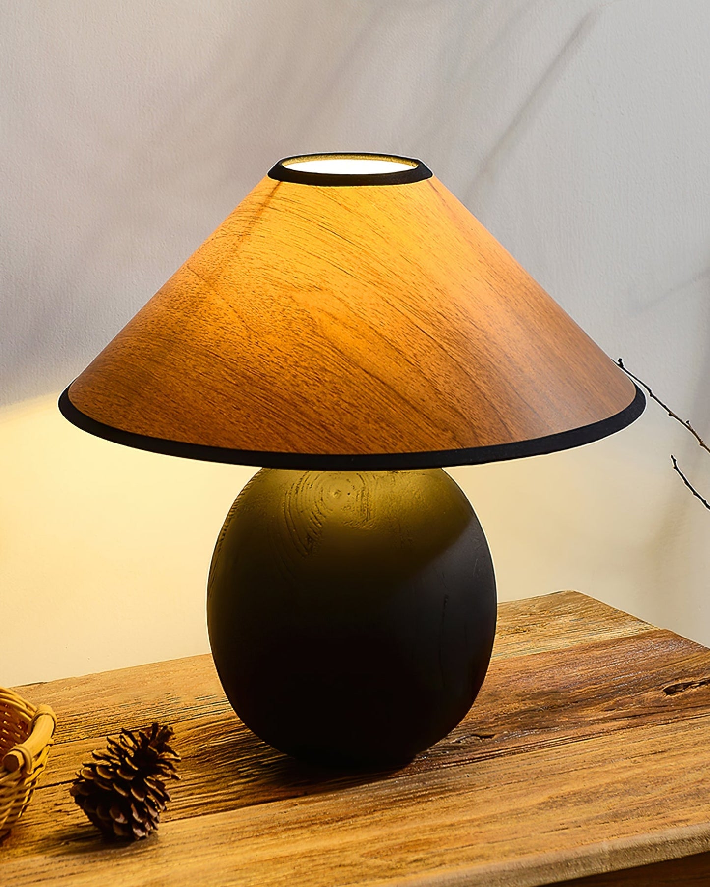 RusticShine - Lampe de table élégante en noyer et bois noir