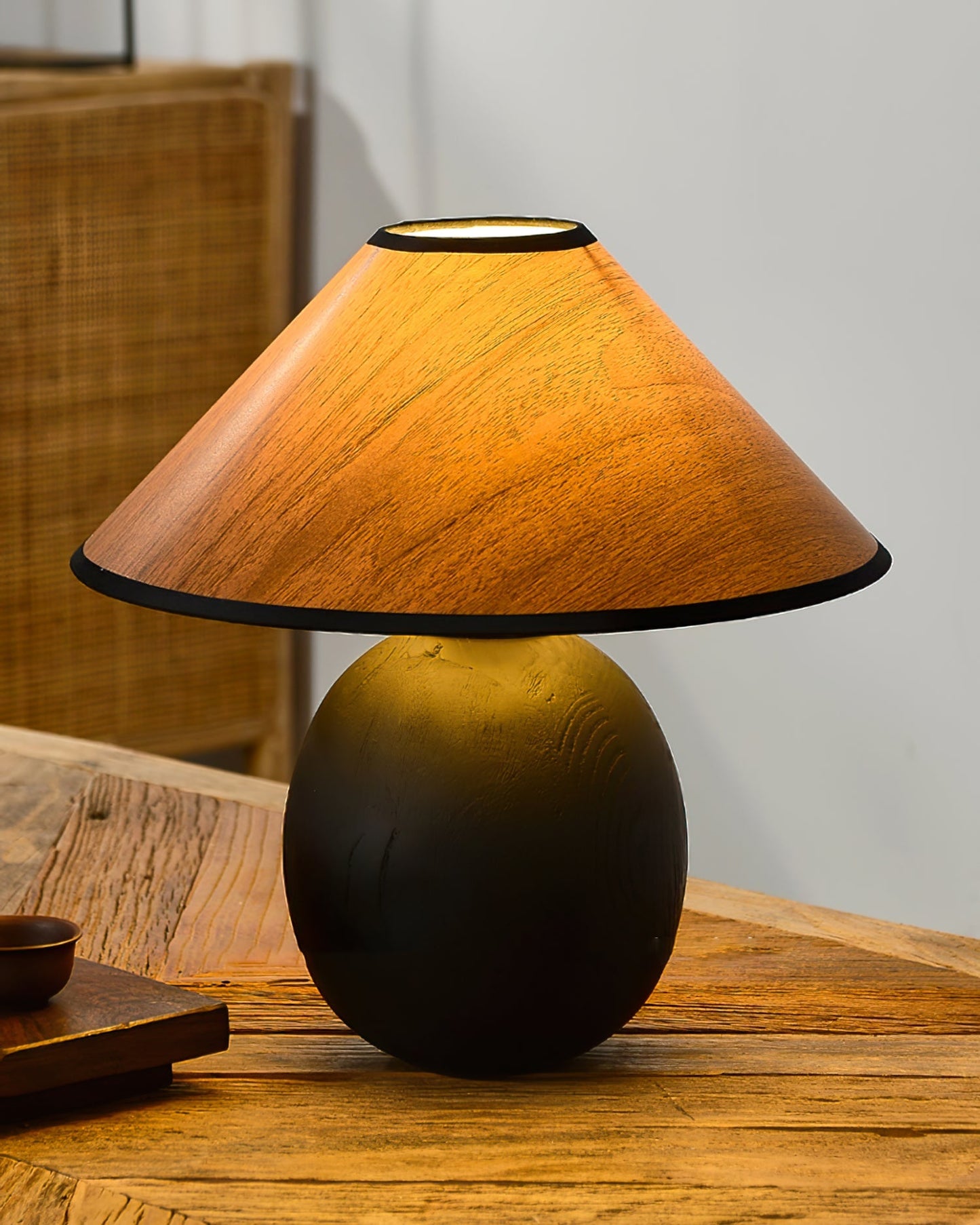 RusticShine - Lampe de table élégante en noyer et bois noir