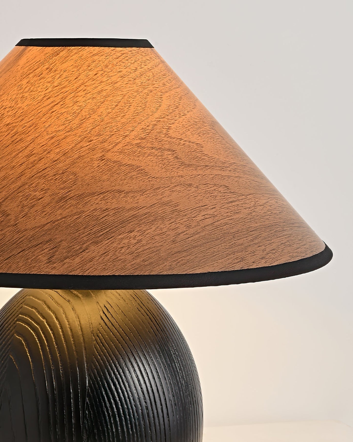 RusticShine - Lampe de table élégante en noyer et bois noir
