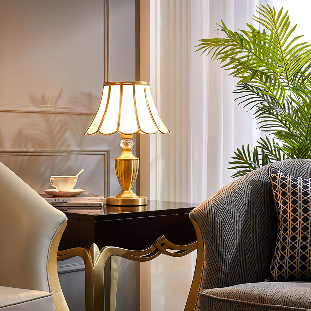 CrystalLux – Moderne bordlampe med guldskaft