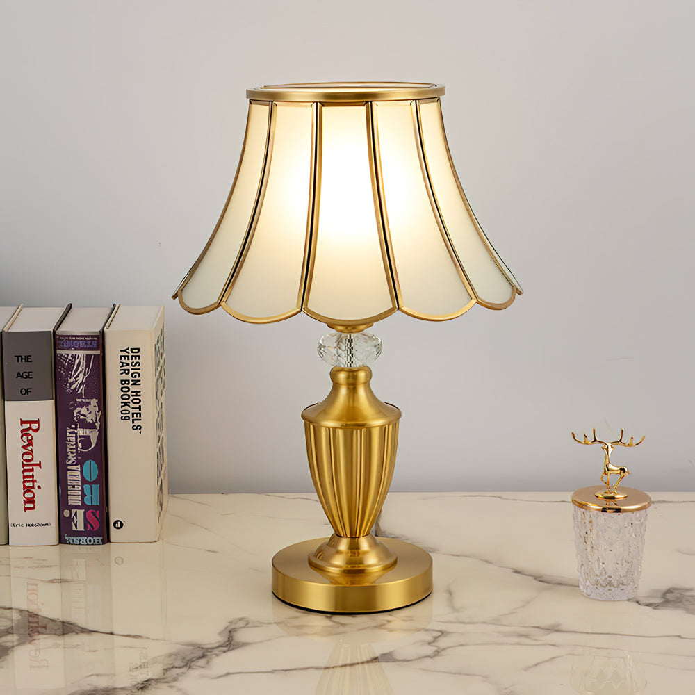 CrystalLux – Moderne bordlampe med guldskaft