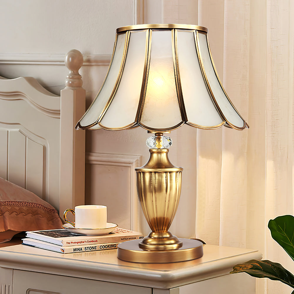 CrystalLux – Moderne bordlampe med guldskaft