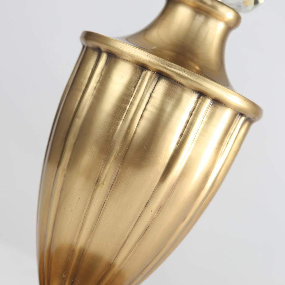 CrystalLux – Moderne bordlampe med guldskaft