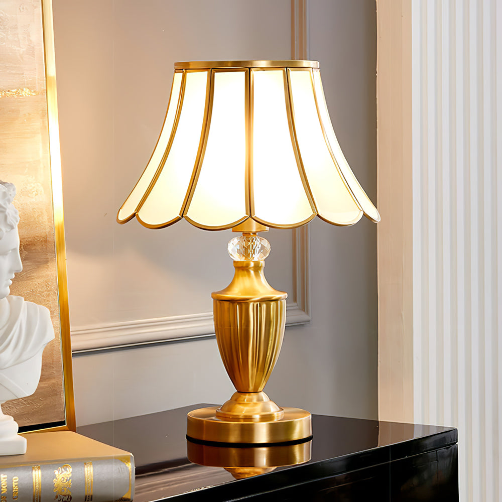 CrystalLux – Moderne bordlampe med guldskaft