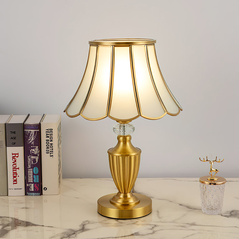 CrystalLux – Moderne bordlampe med guldskaft