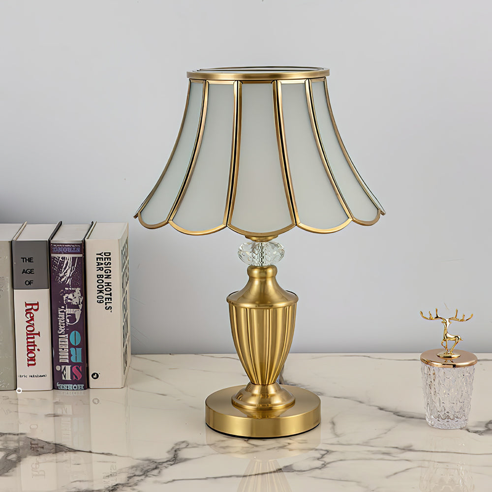 CrystalLux – Moderne bordlampe med guldskaft