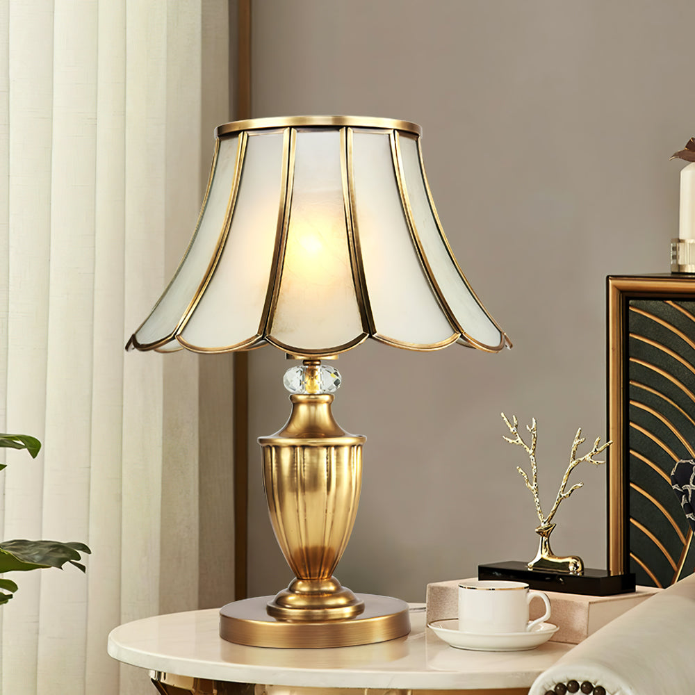 CrystalLux – Moderne bordlampe med guldskaft