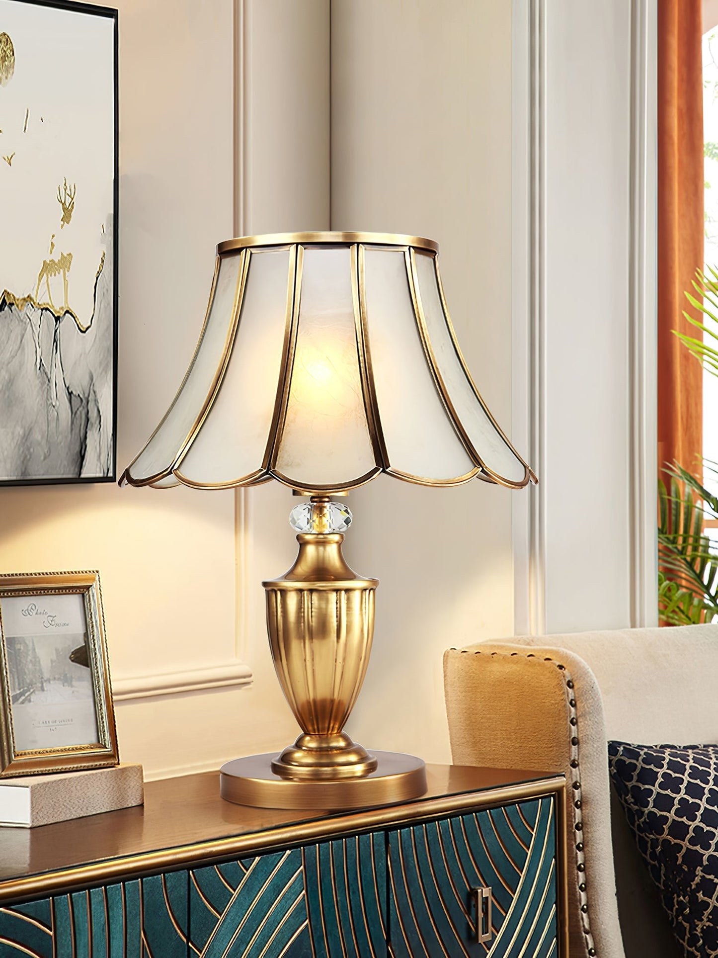 CrystalLux – Moderne bordlampe med guldskaft