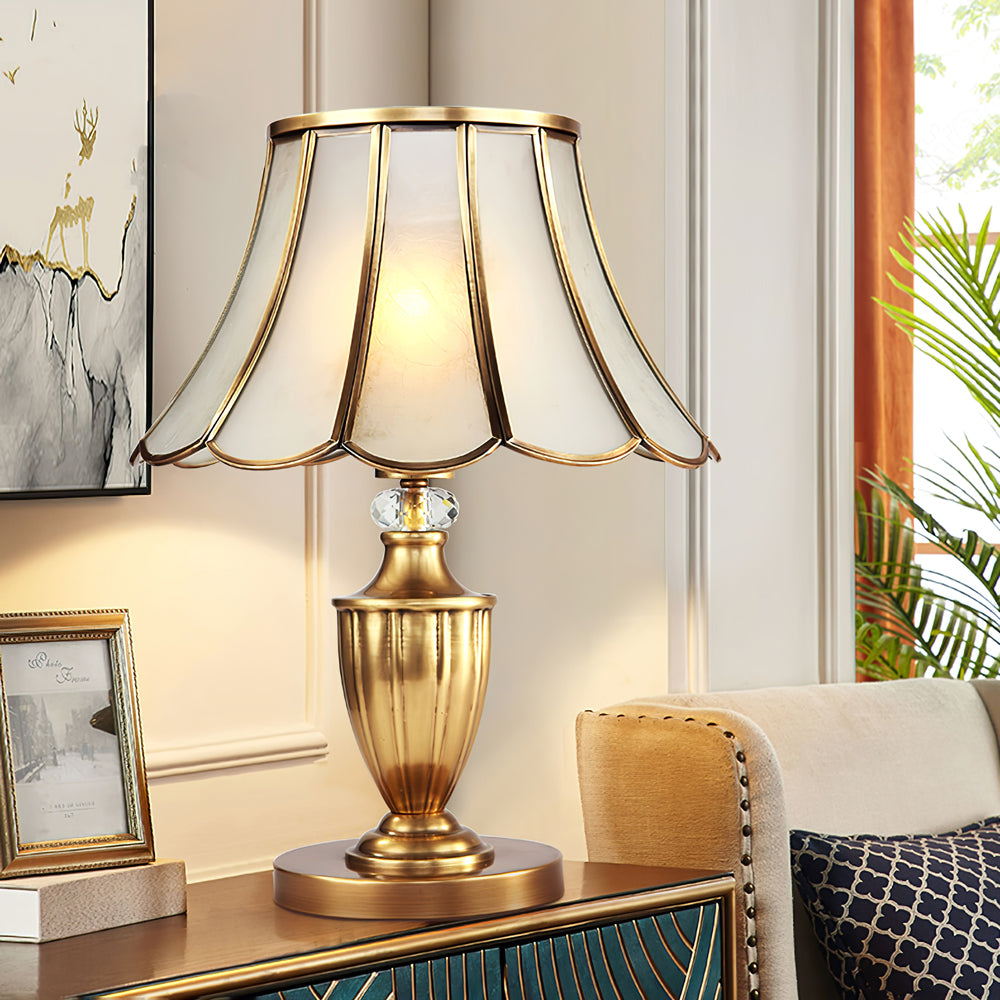 CrystalLux – Moderne bordlampe med guldskaft
