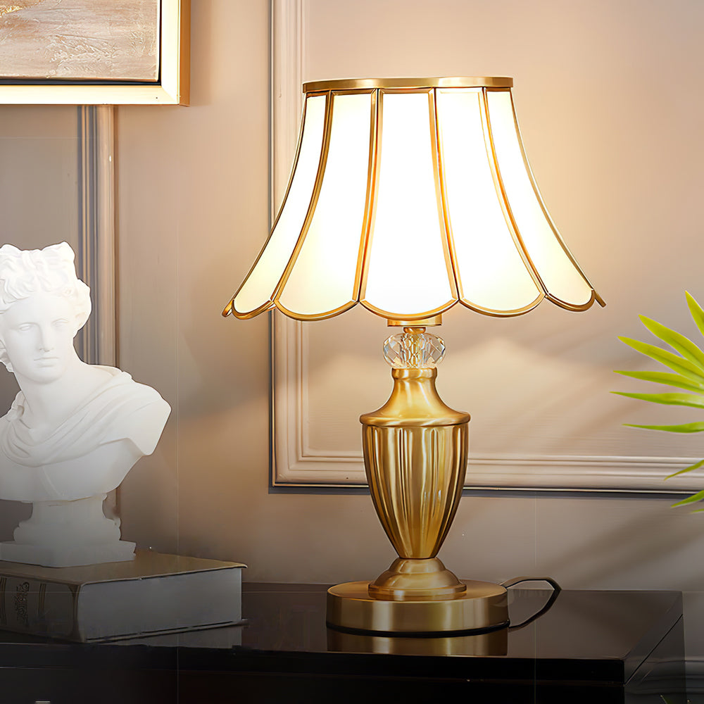 CrystalLux – Moderne bordlampe med guldskaft