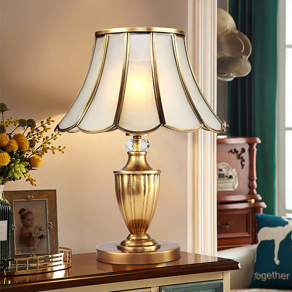 CrystalLux – Moderne bordlampe med guldskaft