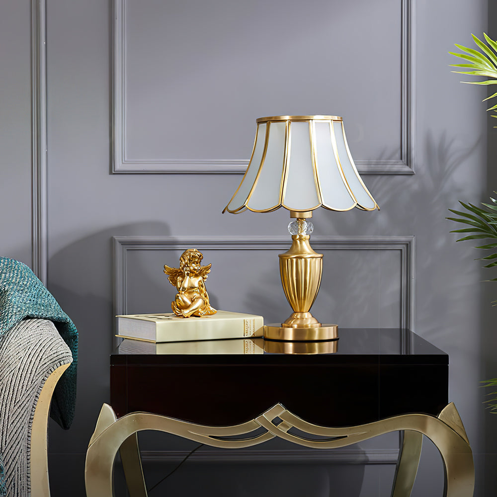 CrystalLux – Moderne bordlampe med guldskaft