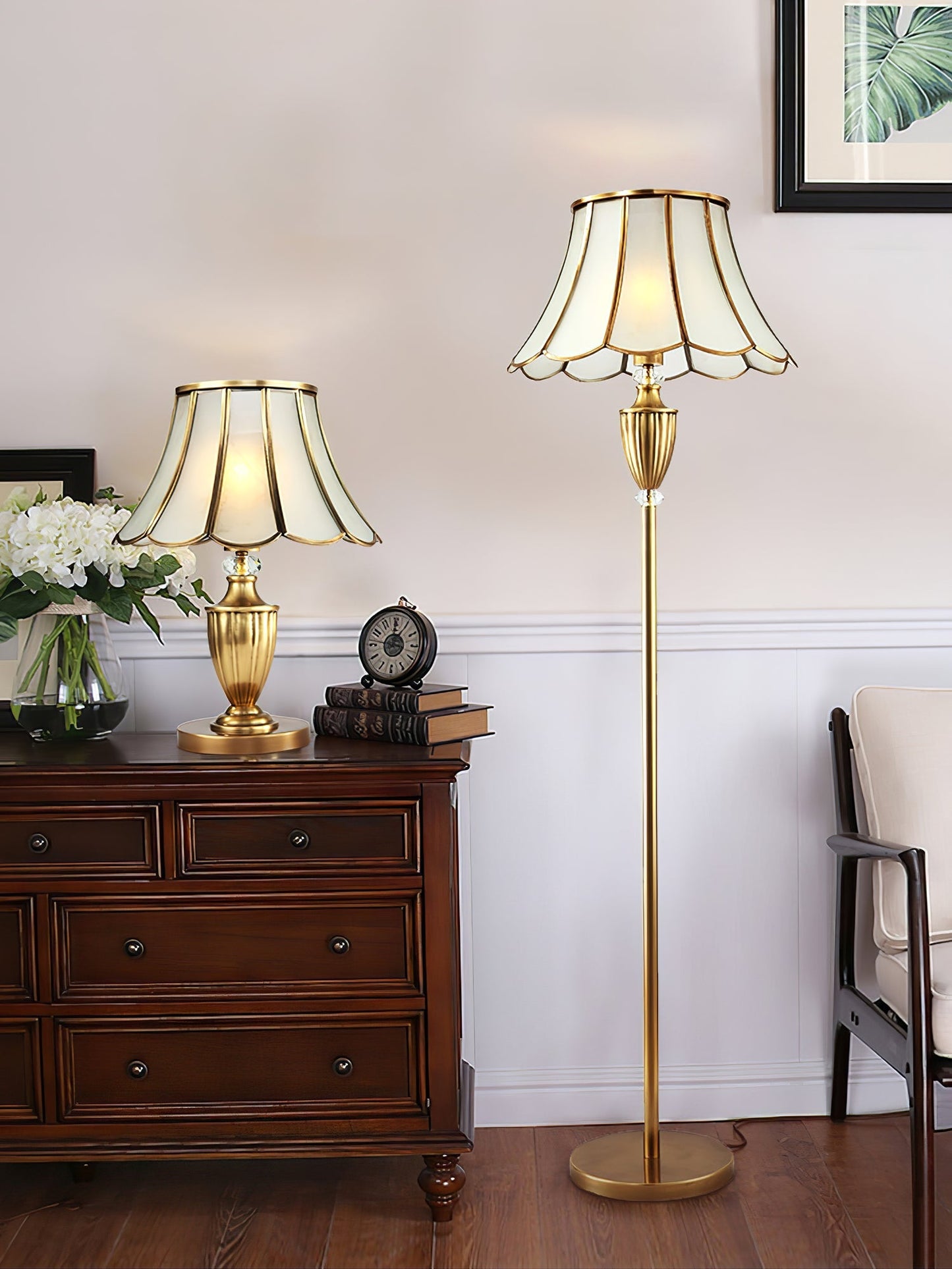 CrystalLux – Moderne bordlampe med guldskaft