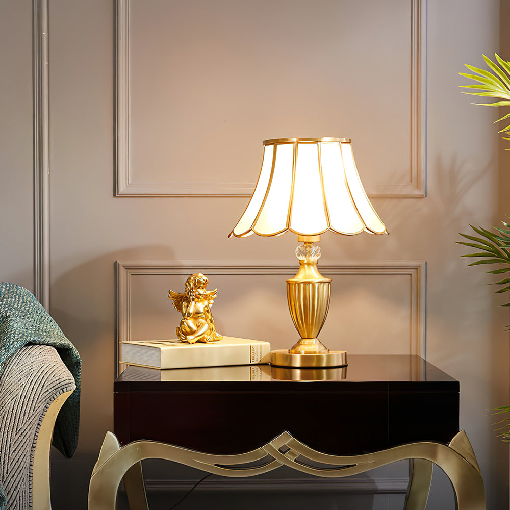 CrystalLux – Moderne bordlampe med guldskaft