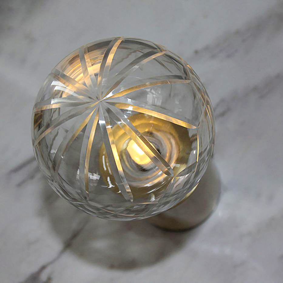 LuxeCrystal - Bordlampe med skinnende krystalkugle og varmt skær