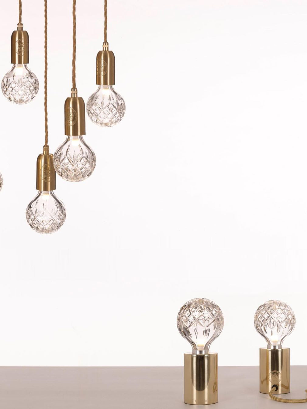 LuxeCrystal - Bordlampe med skinnende krystalkugle og varmt skær