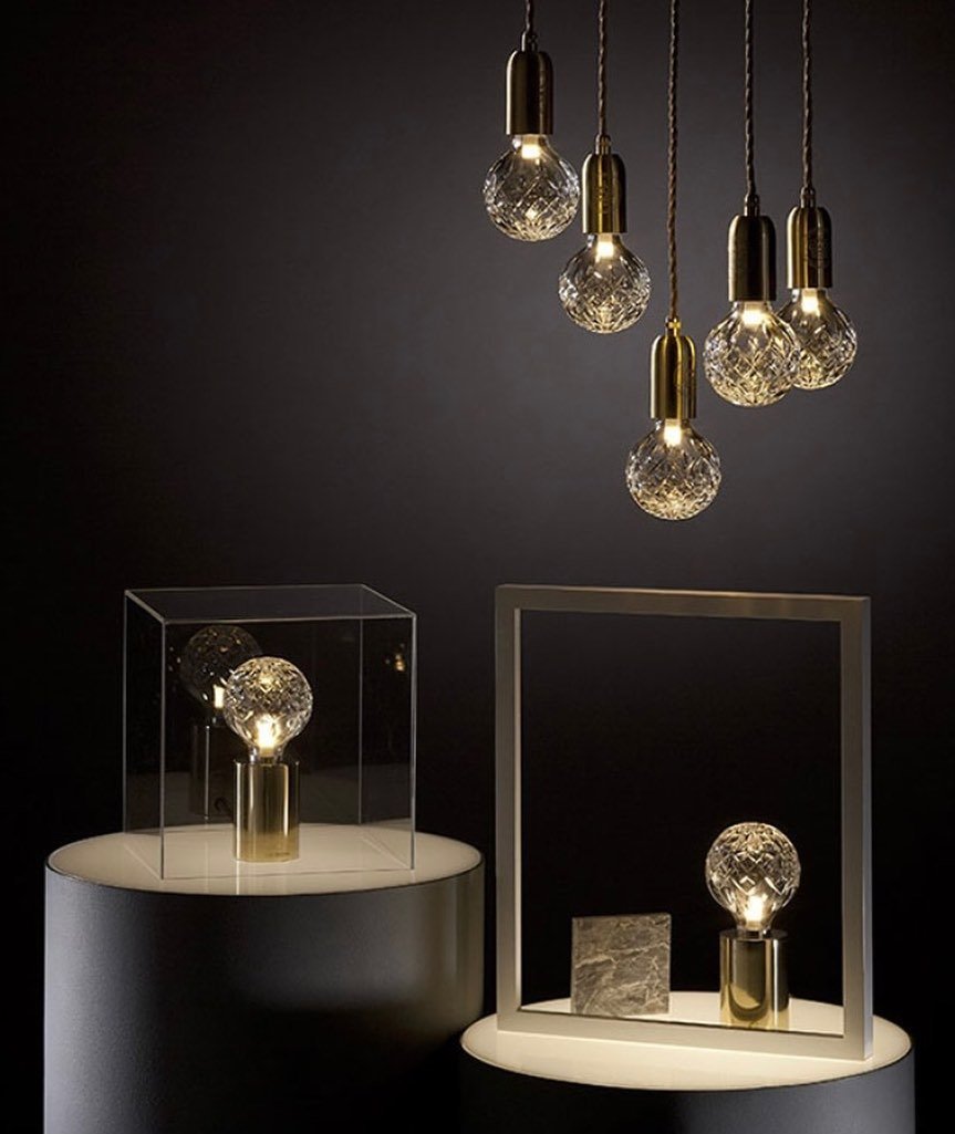 LuxeCrystal - Bordlampe med skinnende krystalkugle og varmt skær