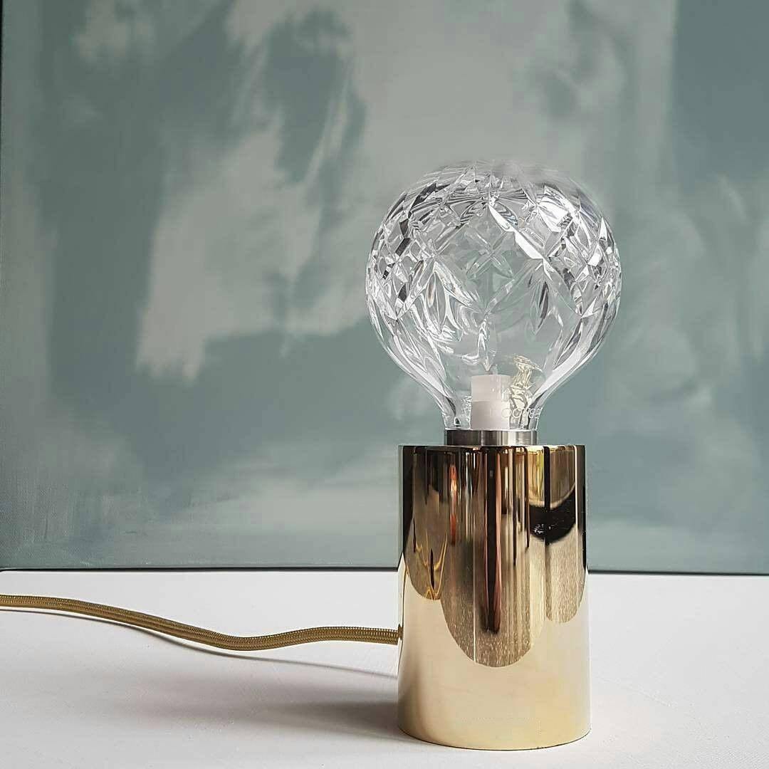 LuxeCrystal - Bordlampe med skinnende krystalkugle og varmt skær