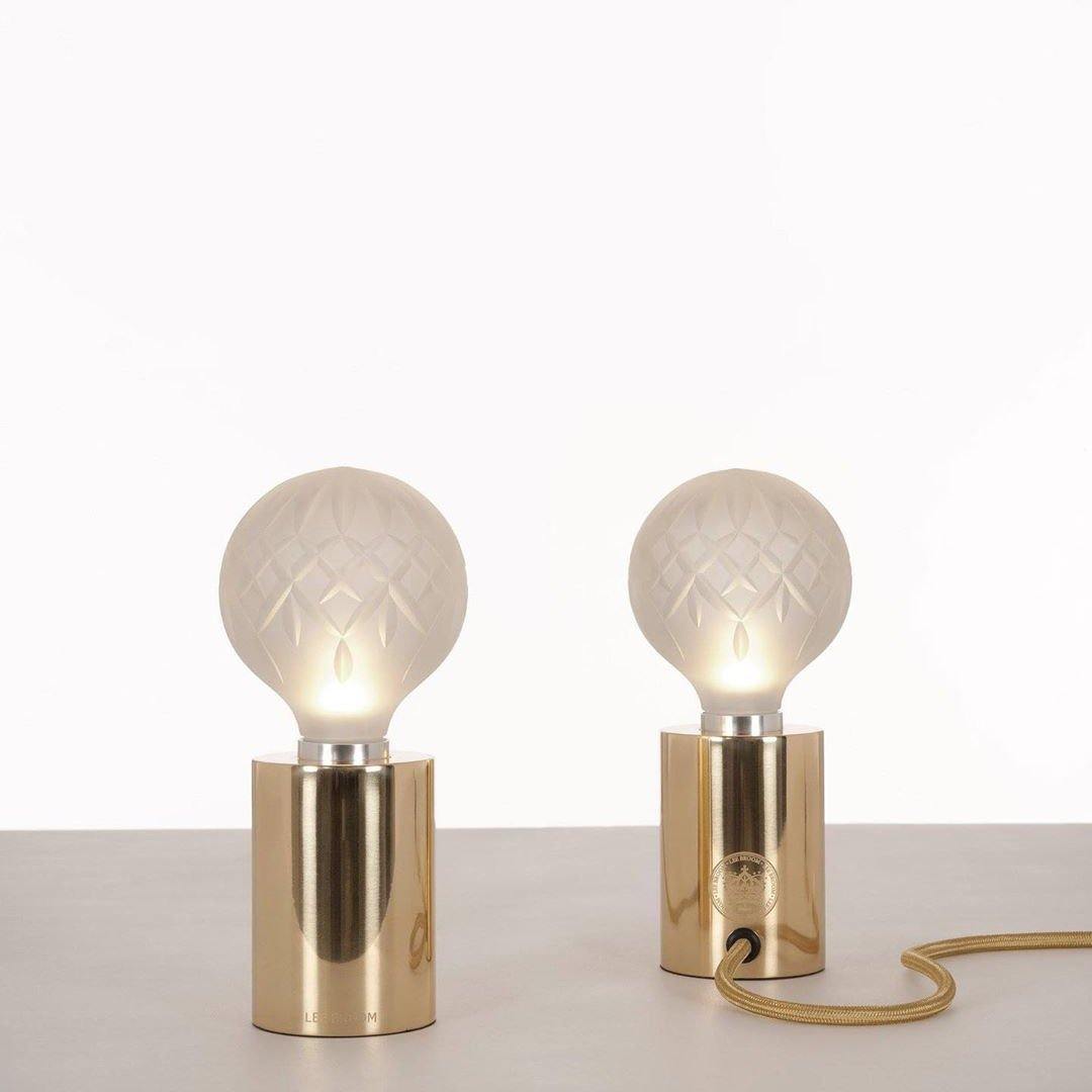 LuxeCrystal - Bordlampe med skinnende krystalkugle og varmt skær