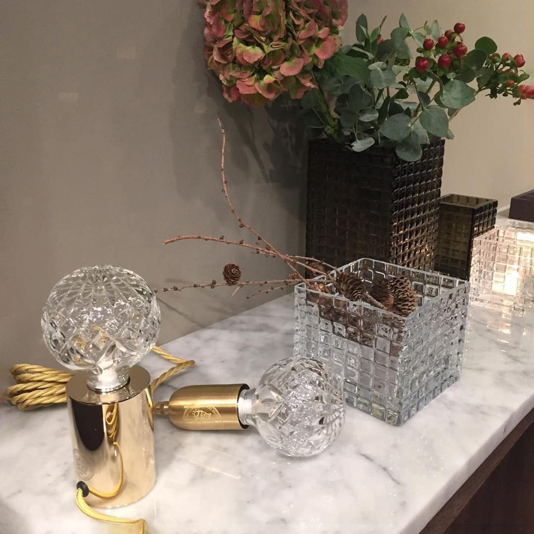 LuxeCrystal - Bordlampe med skinnende krystalkugle og varmt skær