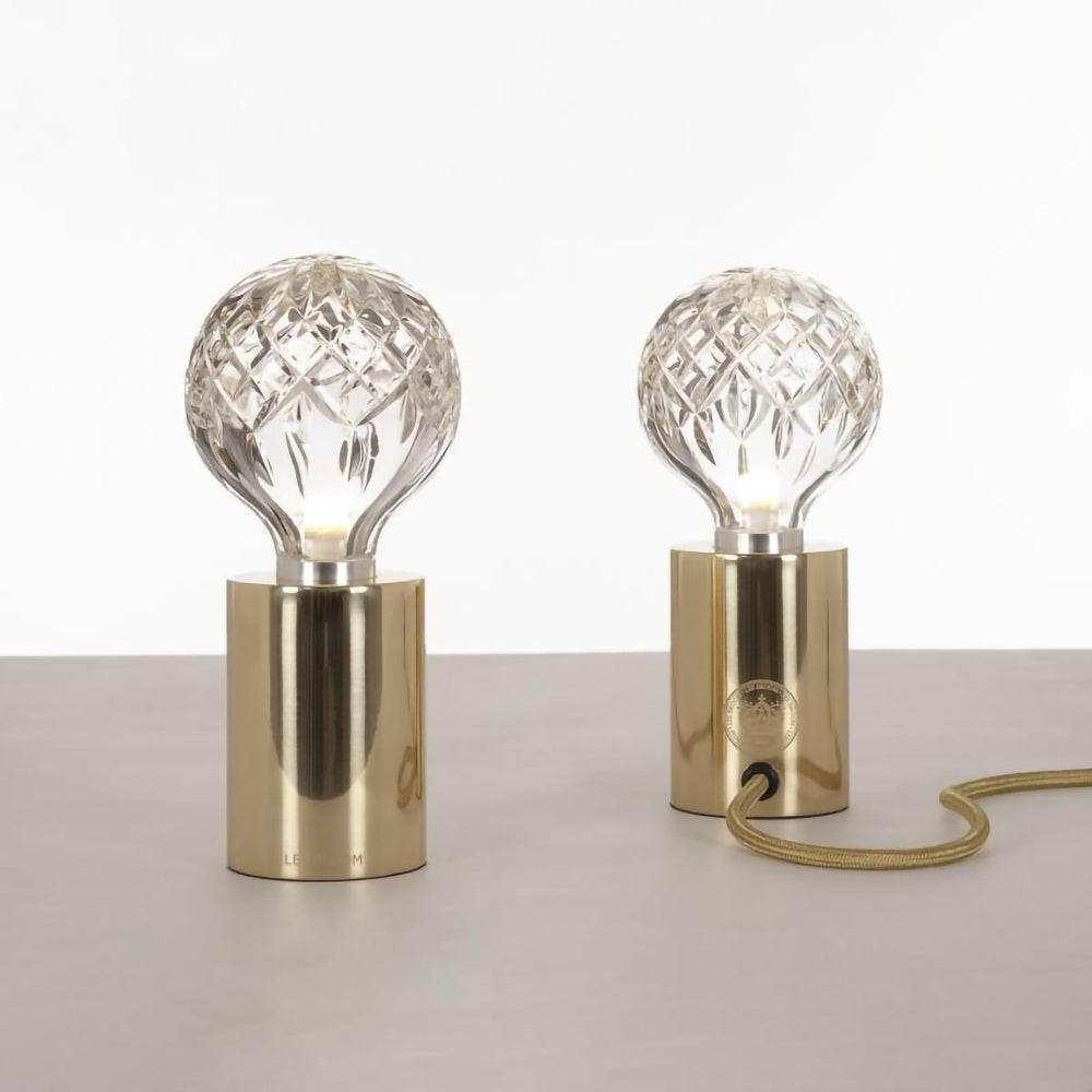 LuxeCrystal - Bordlampe med skinnende krystalkugle og varmt skær