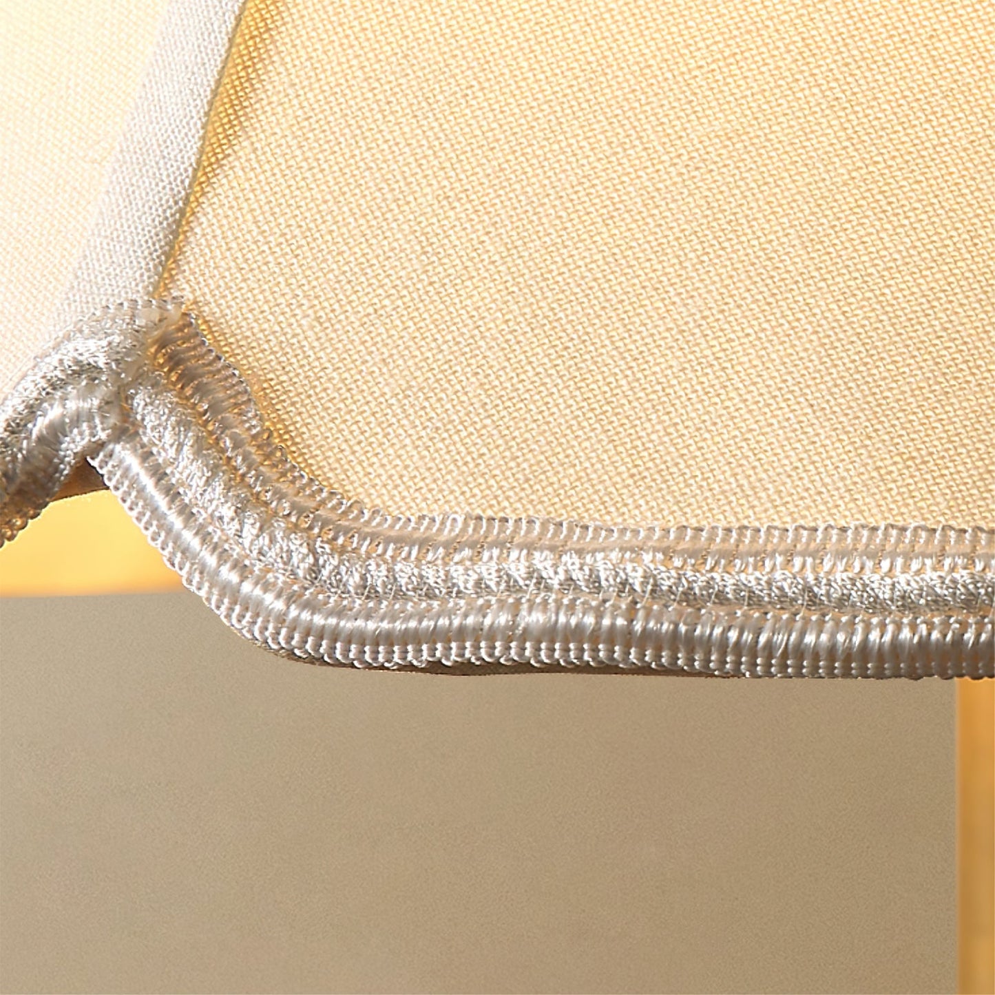 GlowCraft – Stilfuld bordlampe i messing og keramik
