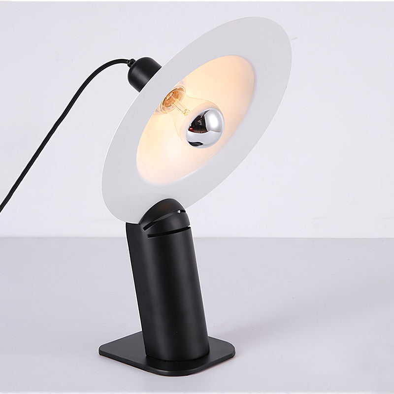 VersaLume – Lampe de table avec abat-jour réglable
