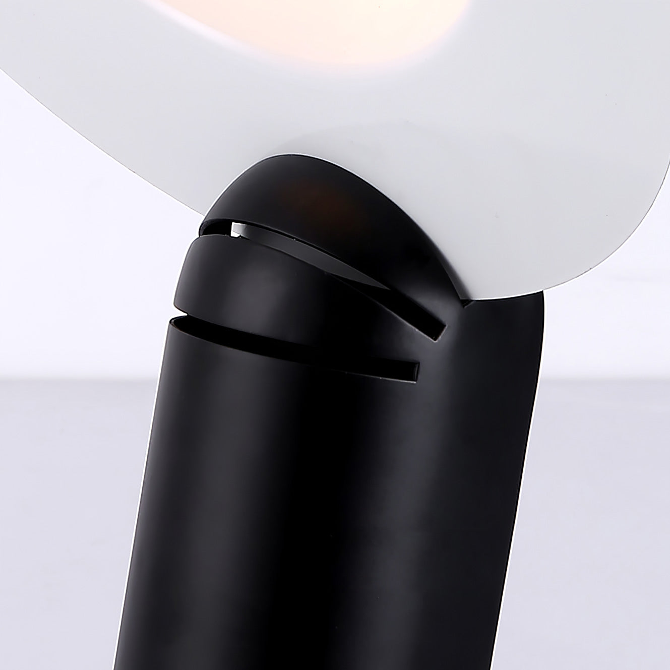 VersaLume – Lampe de table avec abat-jour réglable