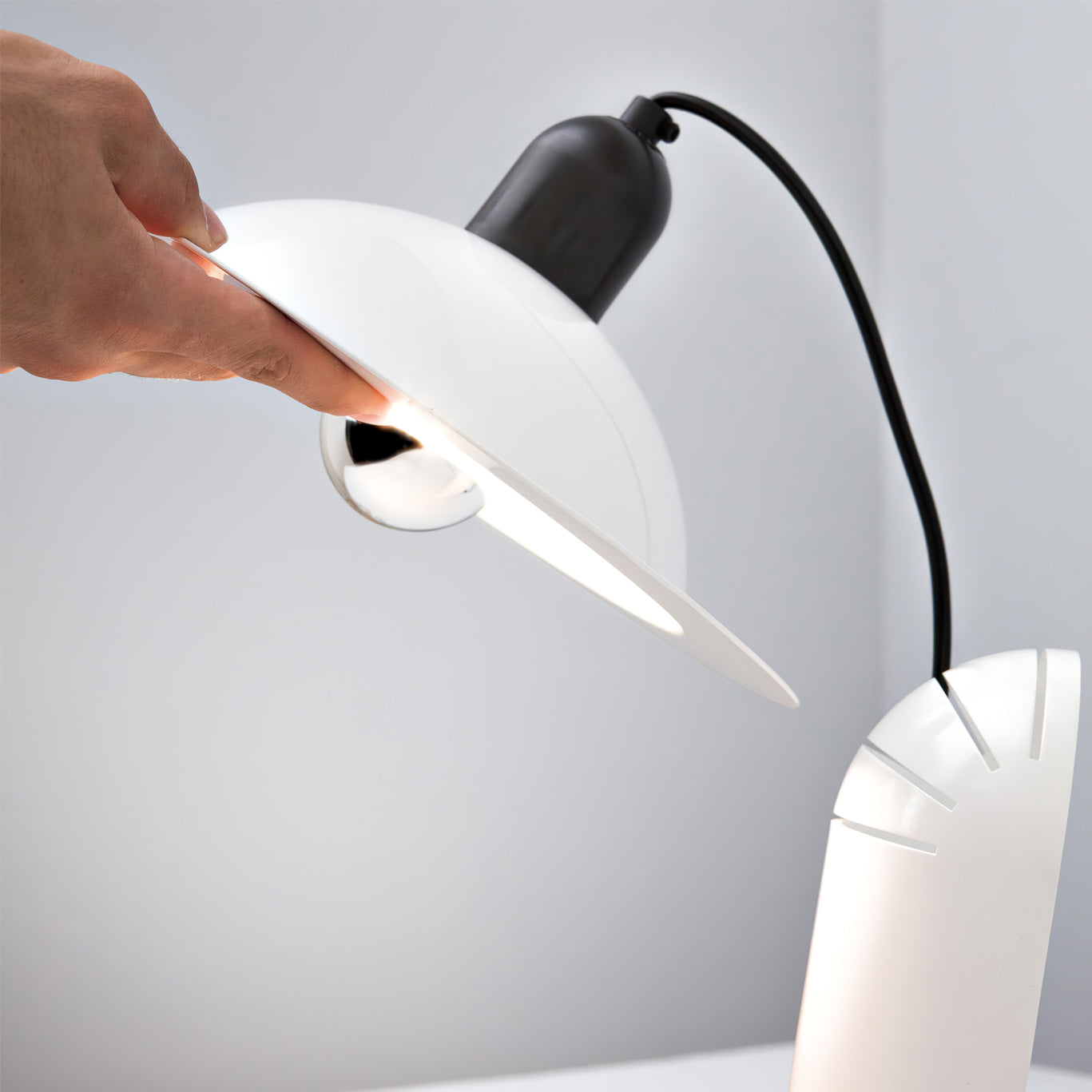 VersaLume – Lampe de table avec abat-jour réglable