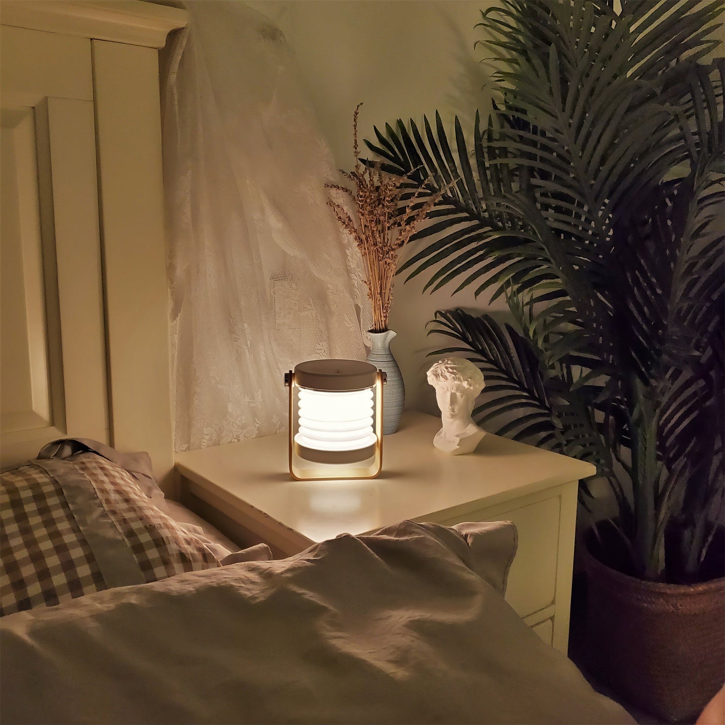 LanternLuxe - Portable Lantern Table Lamp with Cosy Glow and Elegant Design