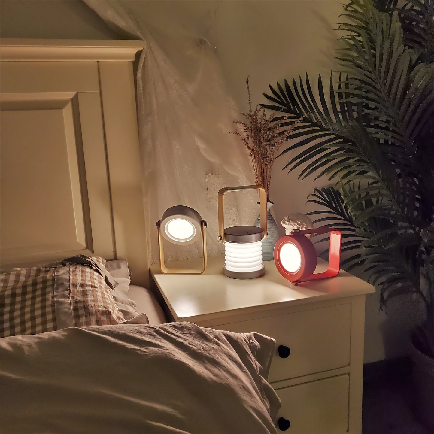 LanternLuxe - Portable Lantern Table Lamp with Cosy Glow and Elegant Design