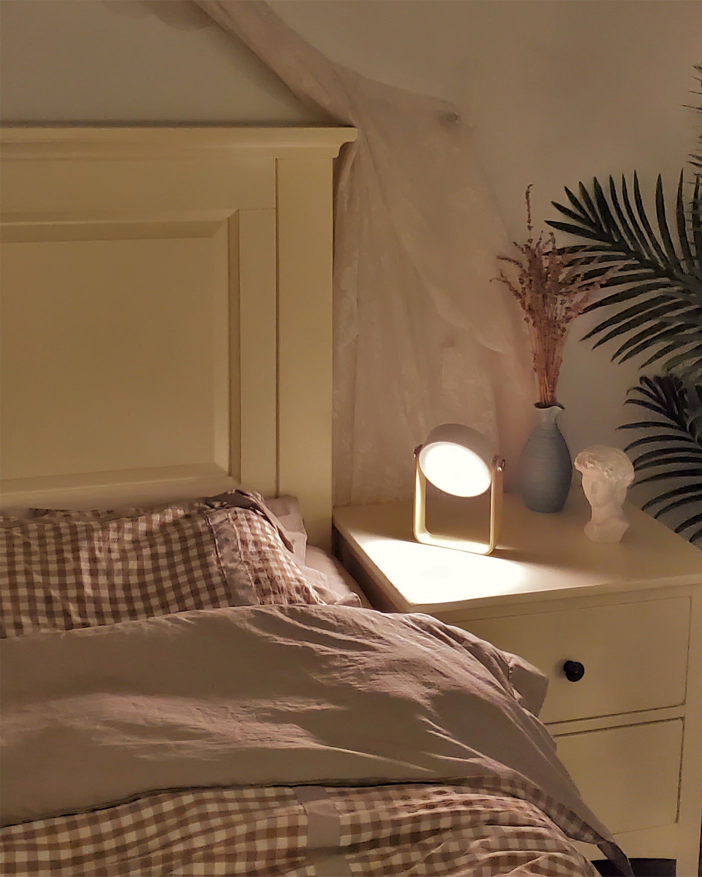LanternLuxe - Portable Lantern Table Lamp with Cosy Glow and Elegant Design