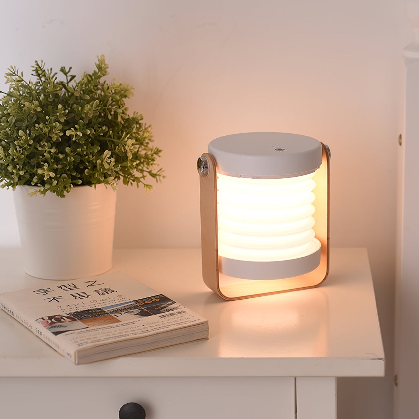 LanternLuxe - Portable Lantern Table Lamp with Cosy Glow and Elegant Design