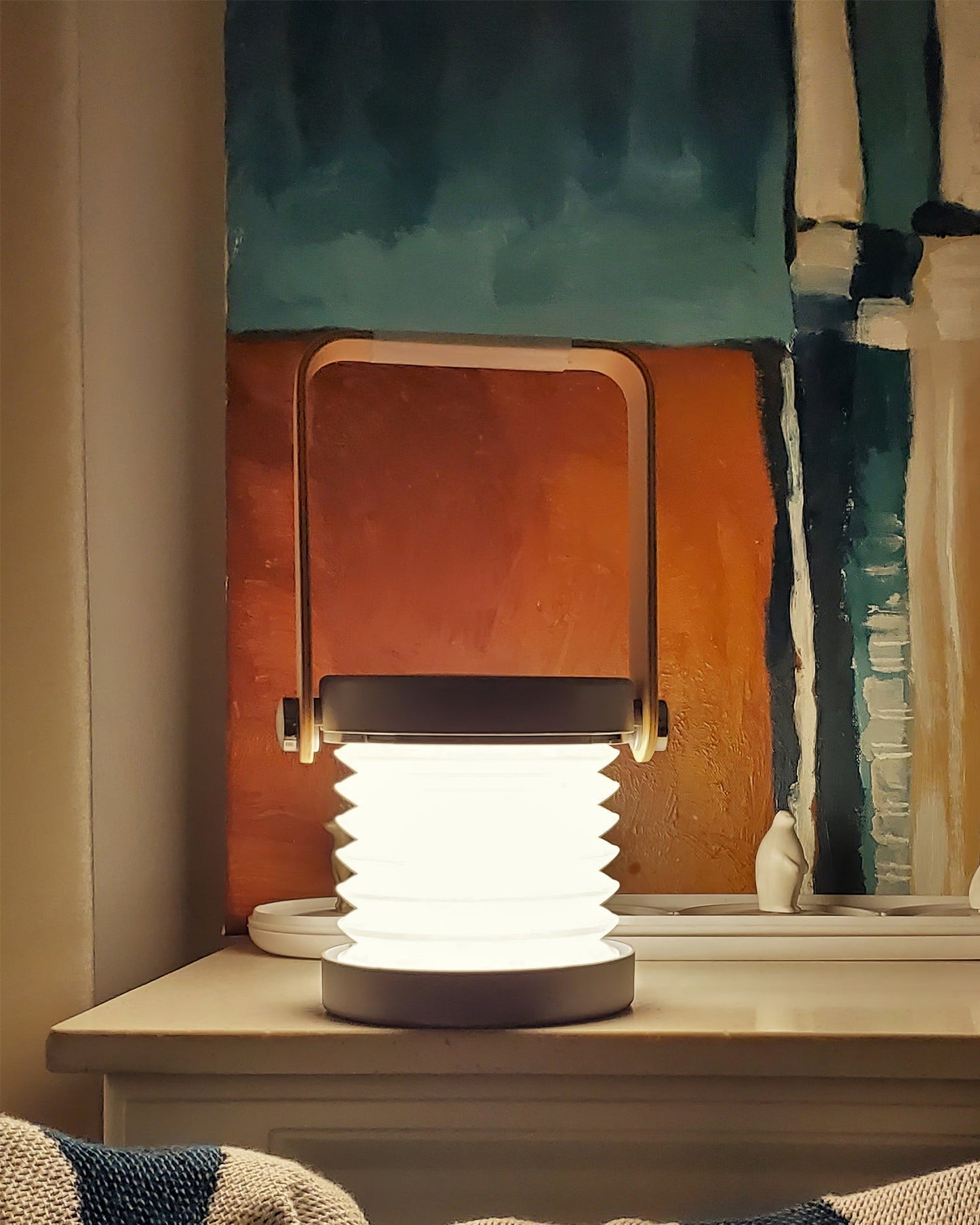 LanternLuxe - Portable Lantern Table Lamp with Cosy Glow and Elegant Design