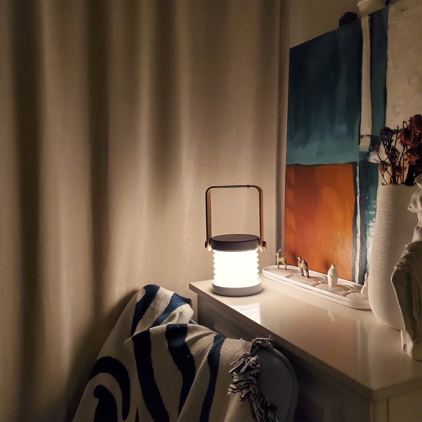LanternLuxe - Portable Lantern Table Lamp with Cosy Glow and Elegant Design