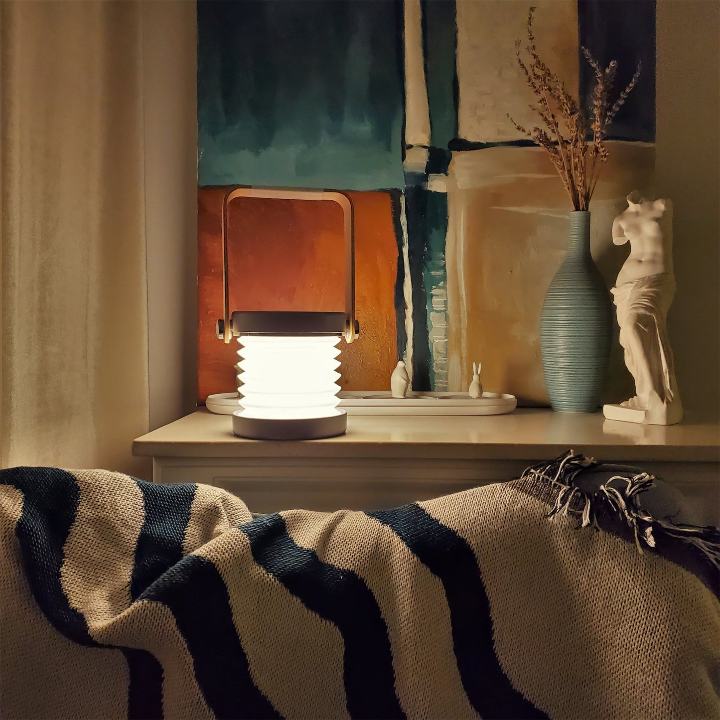 LanternLuxe - Portable Lantern Table Lamp with Cosy Glow and Elegant Design