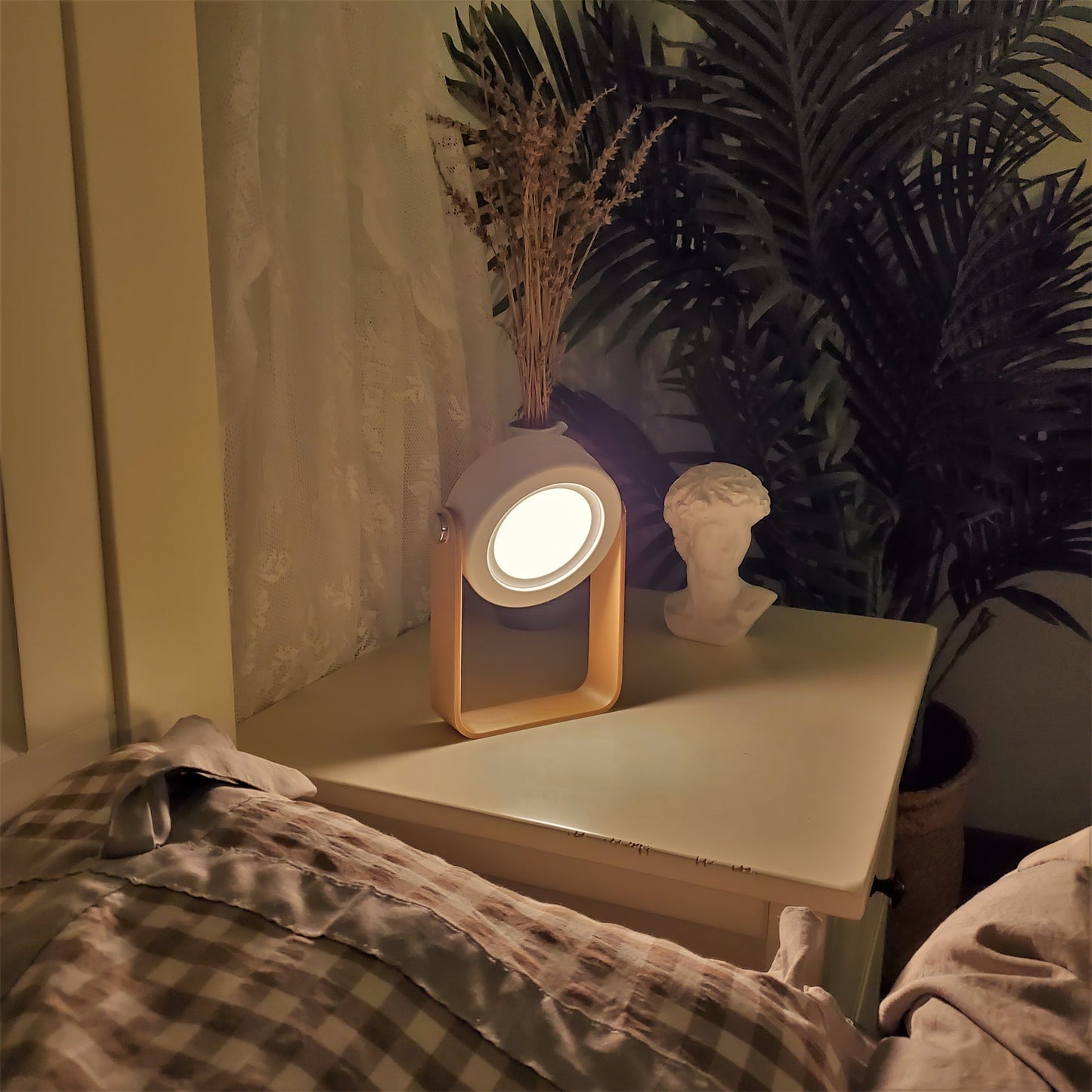 LanternLuxe - Portable Lantern Table Lamp with Cosy Glow and Elegant Design